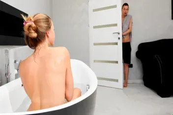 Adik Bandit Ngaceng Cepet Nyelonong Mandi Bareng Kakak