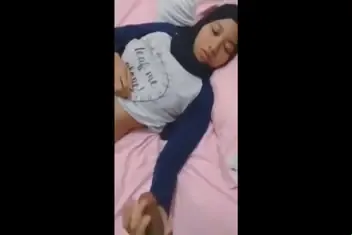 Bangun Tidur Minta Jatah Nyusu Sama Istri Orang